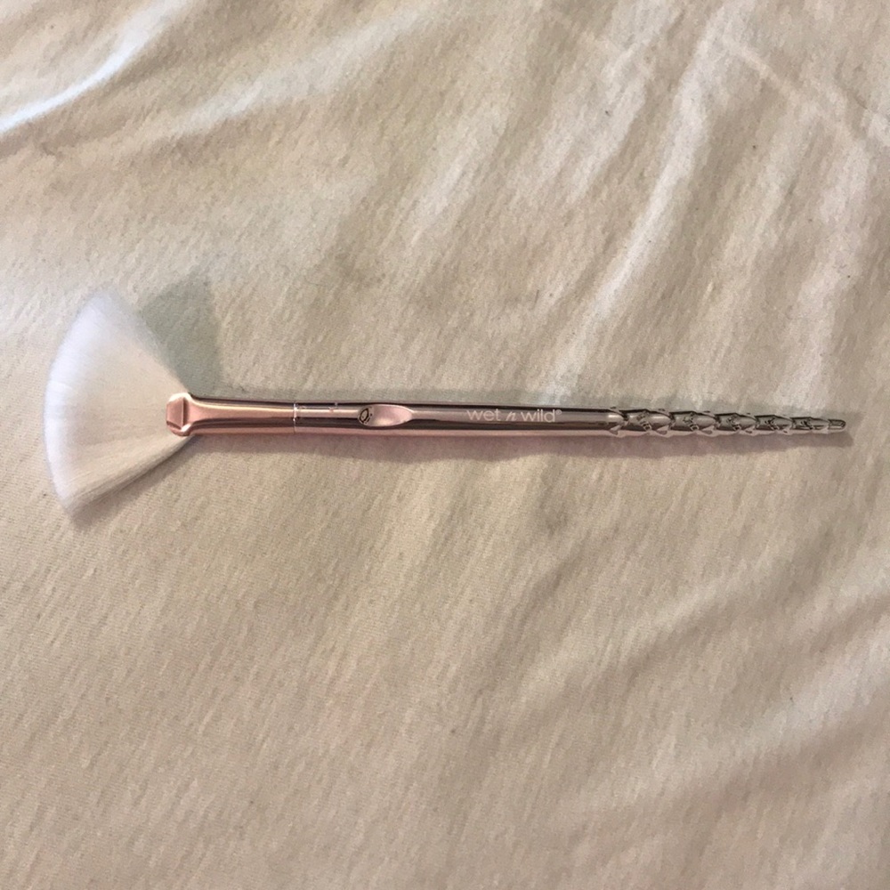 Wet N Wild Rose Gold Fan Brush